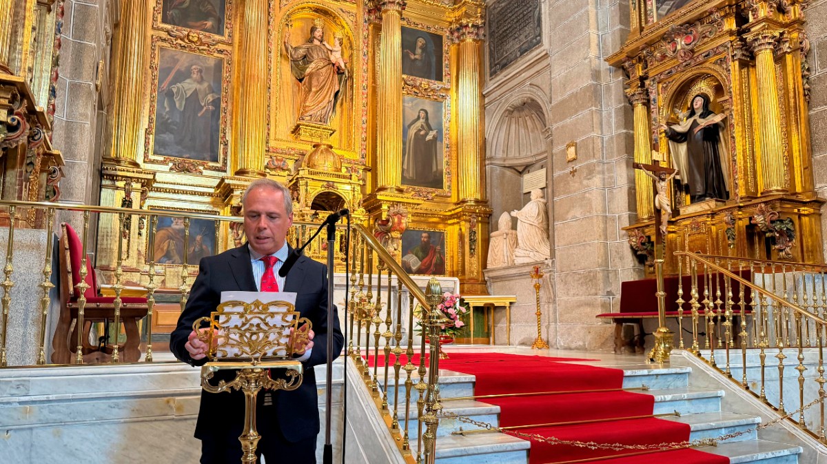 El teniente de alcalde Juan Carlos Corbacho comienza la lectura de Santa Teresa.