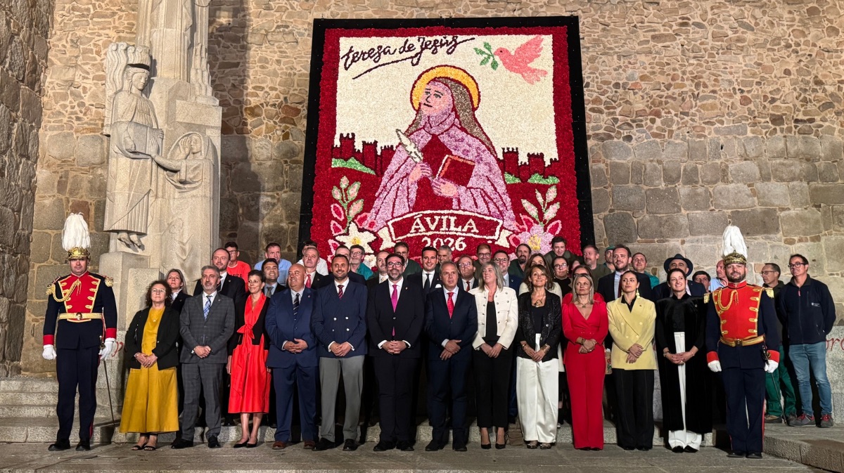 VÍDEO | Santa Teresa recibe el cariño de los abulenses a golpe de jota y clavel