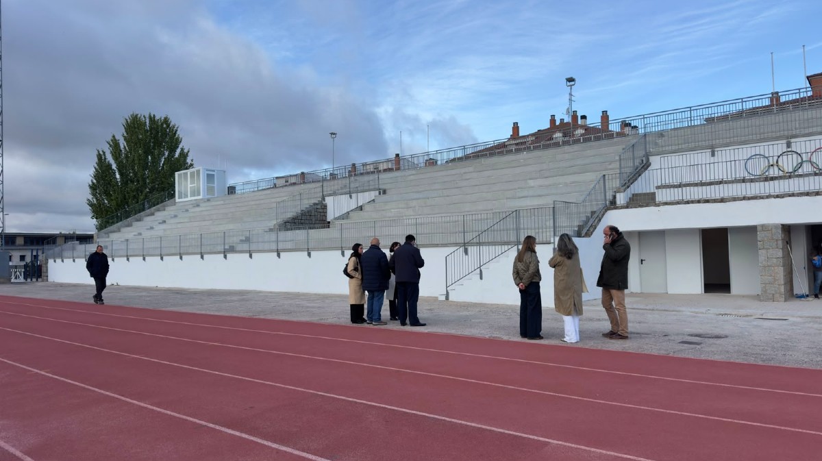 Renovado grader&iacute;o e instalaciones de atletismo de la Ciudad Deportiva.