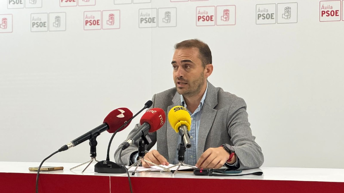 El candidato socialista Manuel Arribas en rueda de prensa.