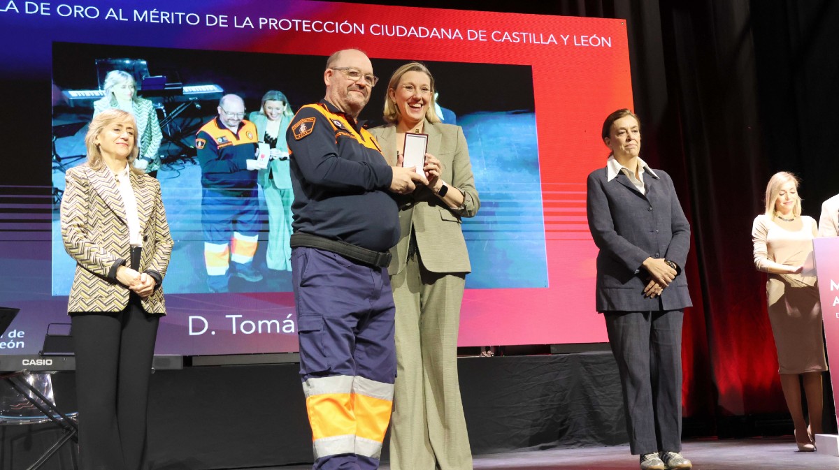 Tom&aacute;s Perea recibe la medalla al m&eacute;rito de la protecci&oacute;n ciudadana por parte de Isabel Blanco, vicepresidenta de la Junta.