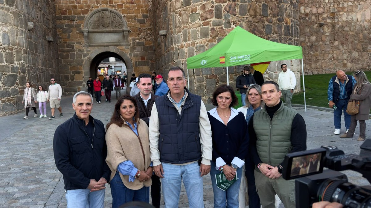 Samuel V&aacute;zquez, candidato de Vox, con otros cargos y militantes de su formaci&oacute;n.