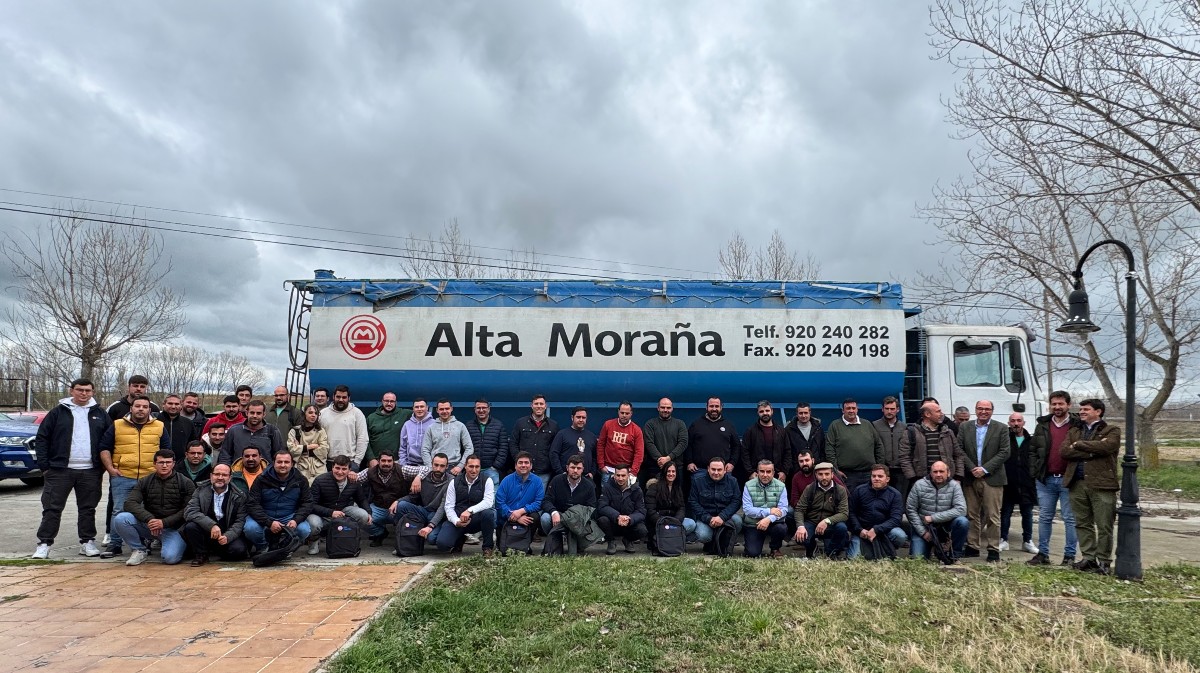 Imagen de archivo de una visita de cooperativistas a Alta Mora&ntilde;a.