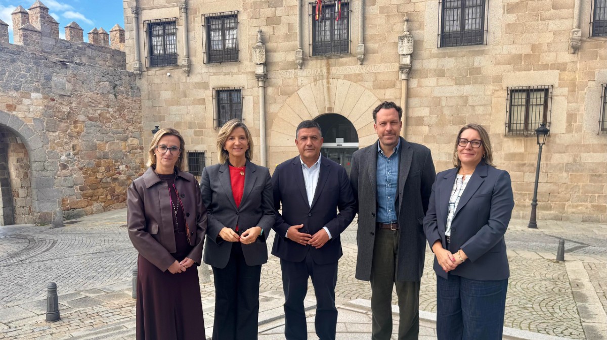 Pilar Rodr&iacute;guez, Alicia Garc&iacute;a, Carlos Garc&iacute;a, H&eacute;ctor Palencia y Piedad S&aacute;nchez, candidatos del PP, tras registrar las listas electorales.