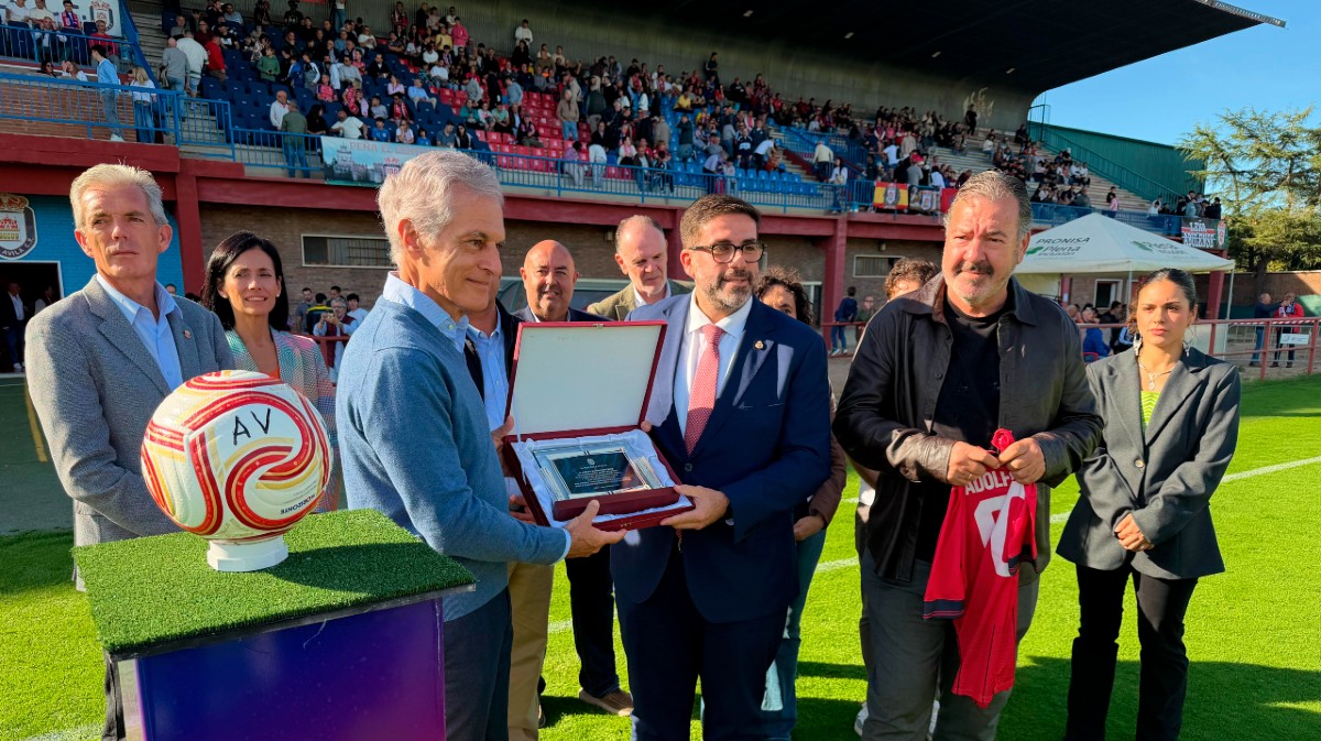 Adolfo Su&aacute;rez Illana recibe una placa del alcalde en el Estadio Adolfo Su&aacute;rez.