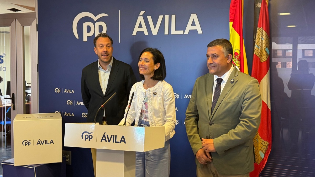 Hector Palencia y Patricia Rodr&iacute;guez, exdiputados del PP, junto a Carlos Garc&iacute;a, presidente del PP en &Aacute;vila