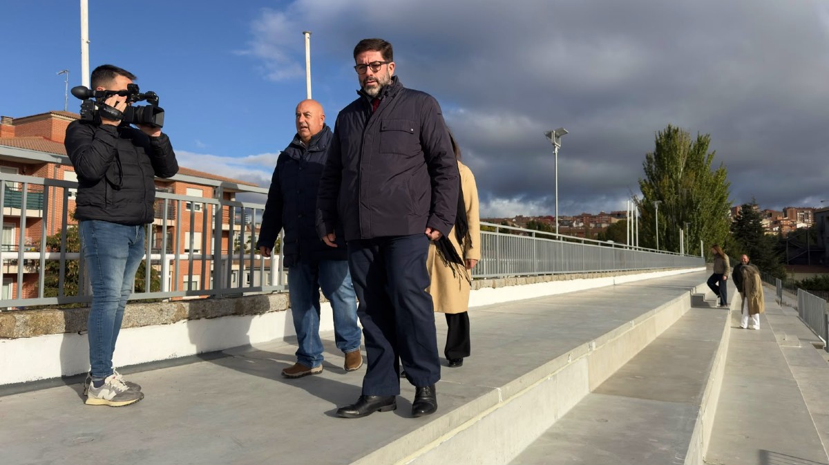 El alcalde en su visita a las gradas de la Ciudad Deportiva.