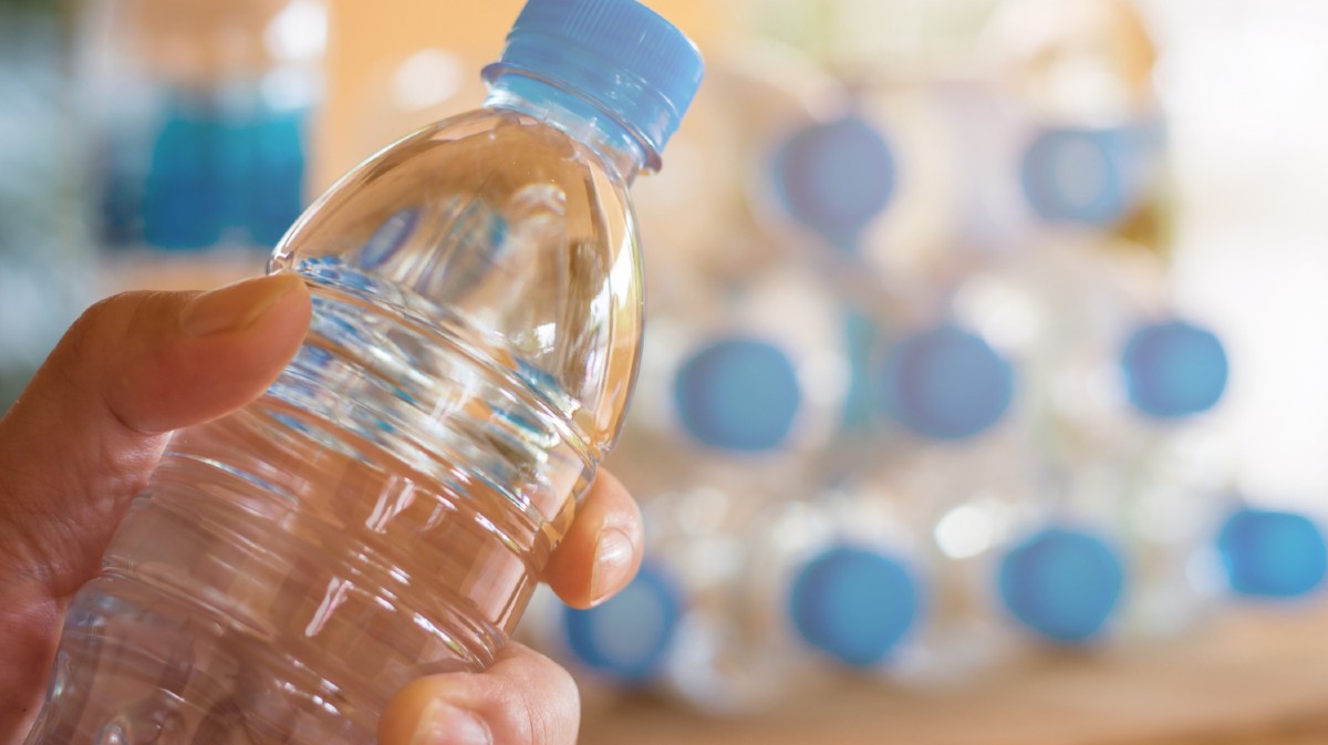 Agua embotellada.
