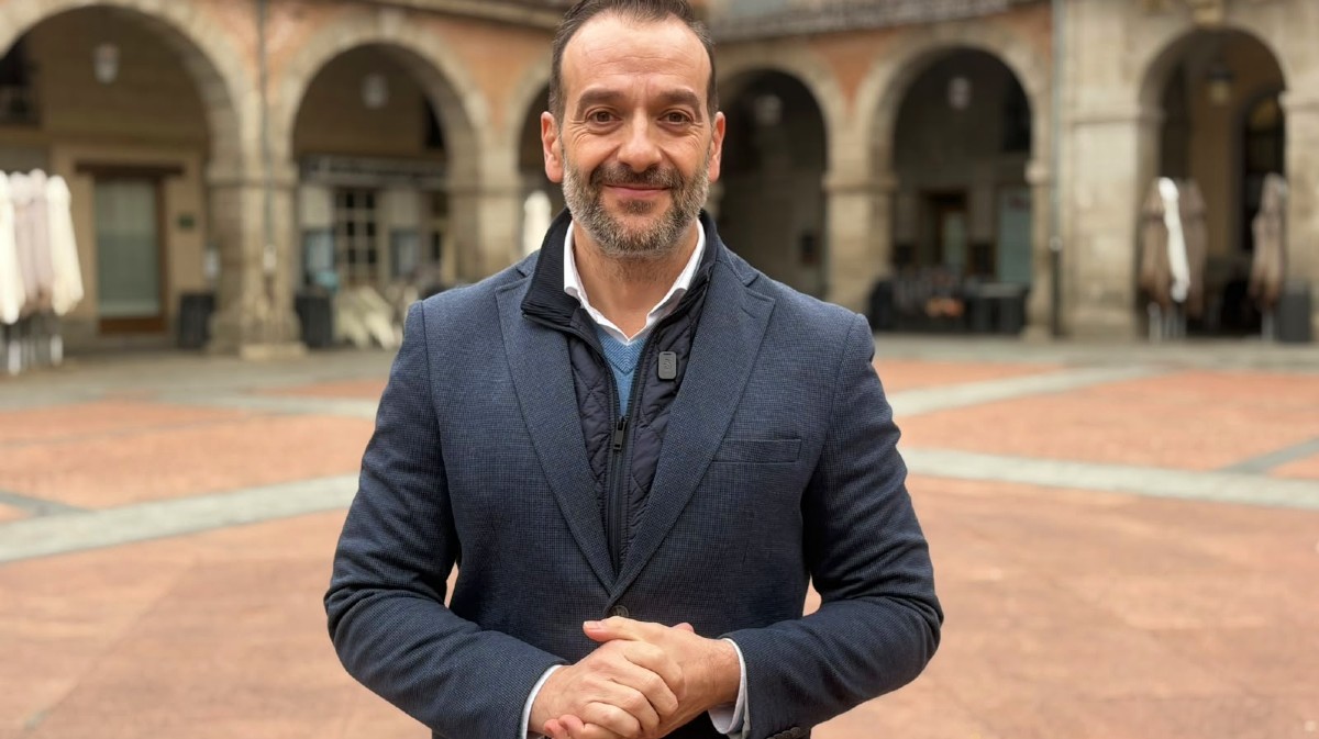 Jorge Pato ante el Ayuntamiento, el martes.