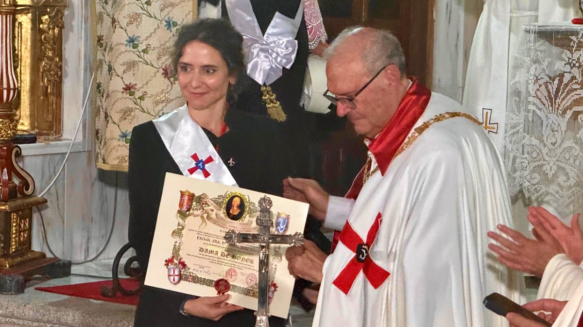 Isabel D&iacute;az Ayuso, investida dama de honor de Isabel la Cat&oacute;lica en Madrigal.