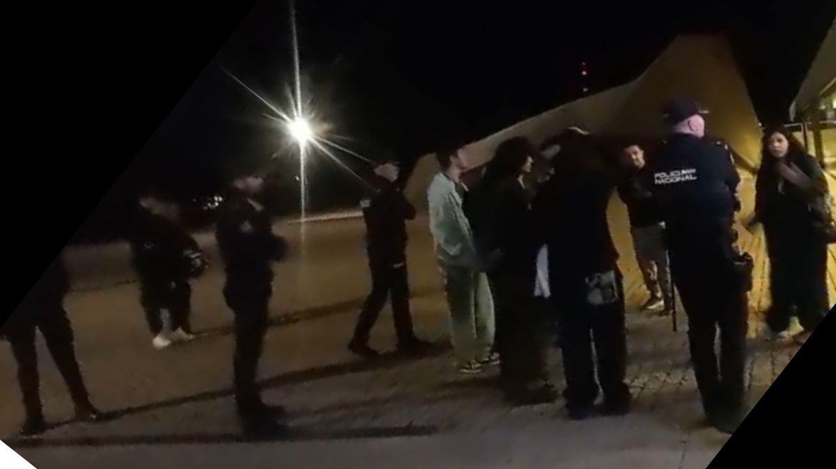 La Polic&iacute;a desaloja a manifestantes durante el mitin de Vox
