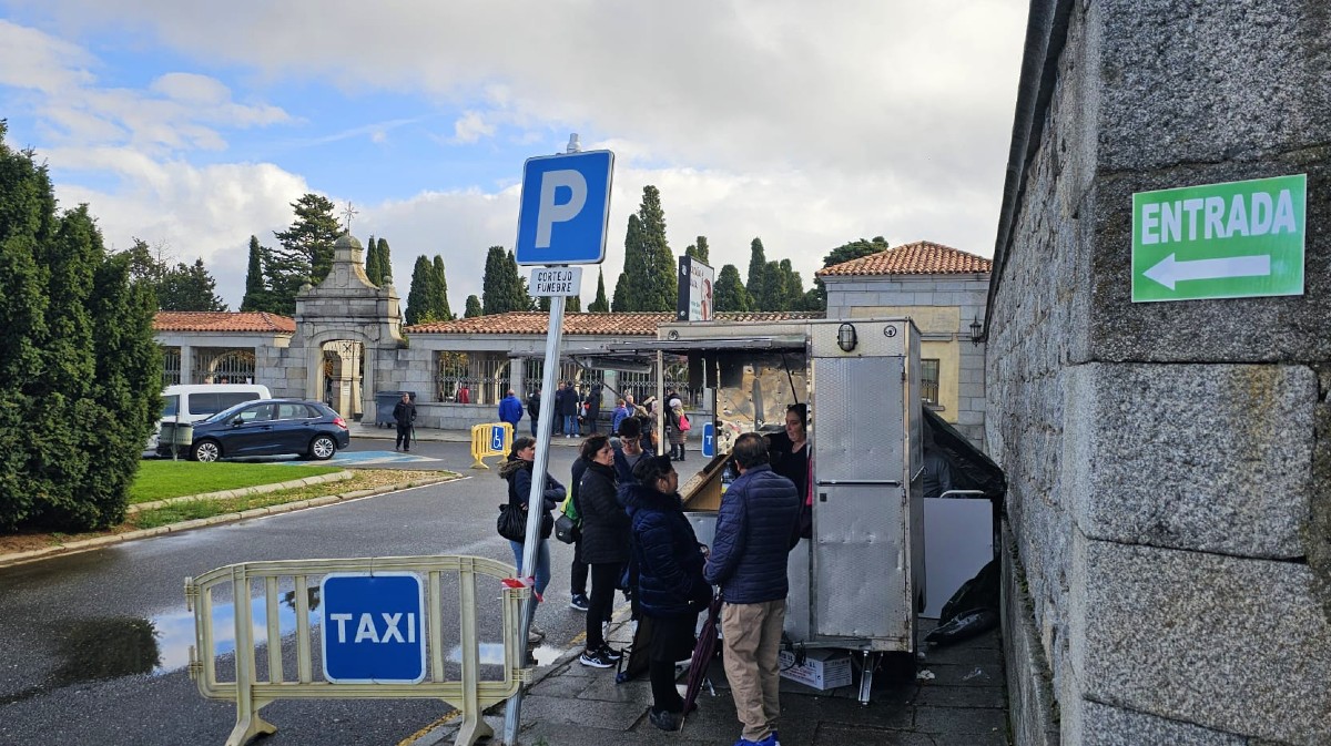Imagen de archivo de la entrada al cementerio en la festividad de Todos los Santos.