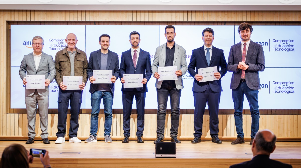 El profesor Jos&eacute; Mar&iacute;a P&eacute;rez Ramos (tercero izquierda) en los premios National Teacher Prize Espa&ntilde;a 2026.