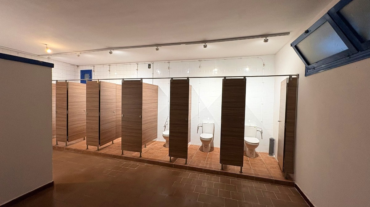 Aseos del Polideportivo Municipal de Candeleda.