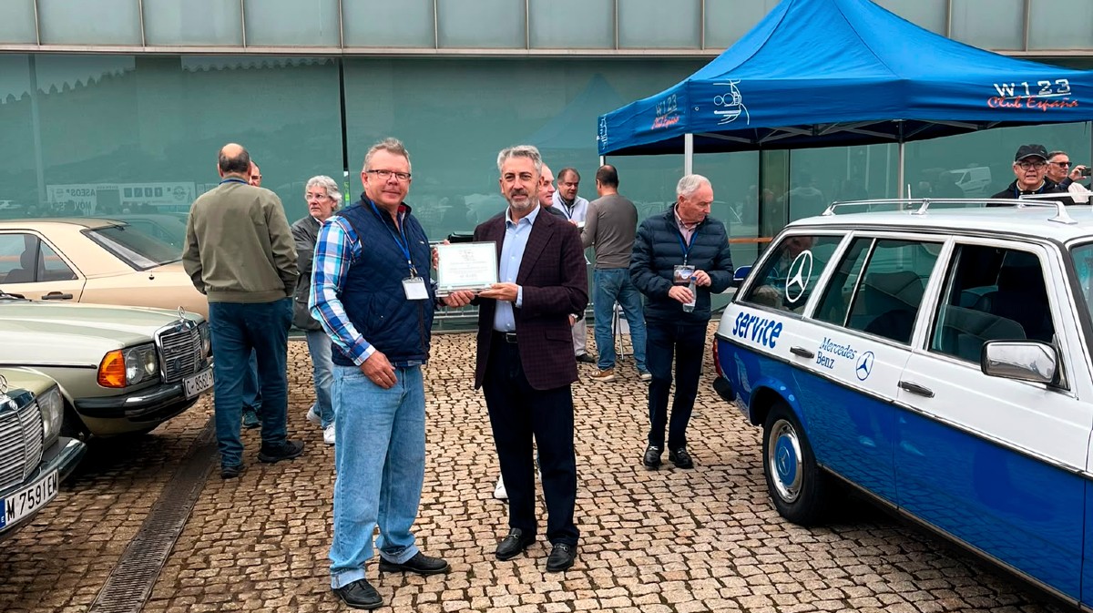 El Club Mercedes W123 Espa&ntilde;a entrega una placa al Ayuntamiento de &Aacute;vila.