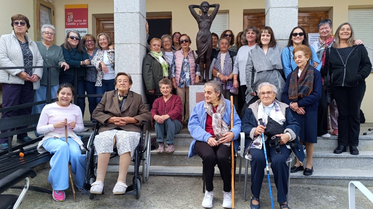 Homenaje a las mujeres de Navaescurial con una escultura de Santiago de Santiago.