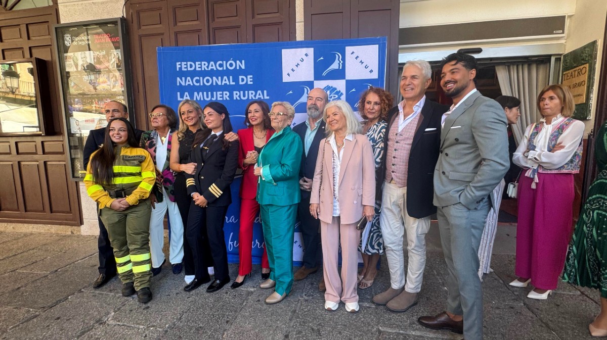 Pedro S&aacute;nchez (primero izquierda), Alba Pozo (segunda), Luc&iacute;a S&aacute;nchez (quinta izquierda), entre los Premios Nacionales por la Igualdad Mujer y Hombre.