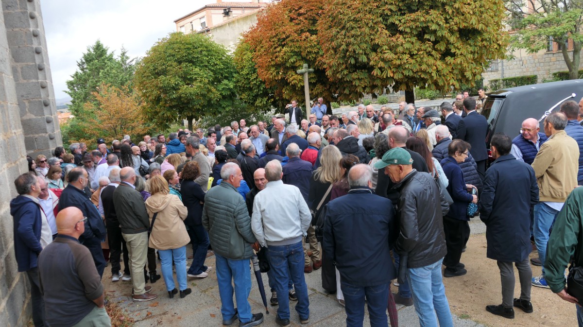 Funeral de &Aacute;ngel Arroyo en la parroquia de Santiago.