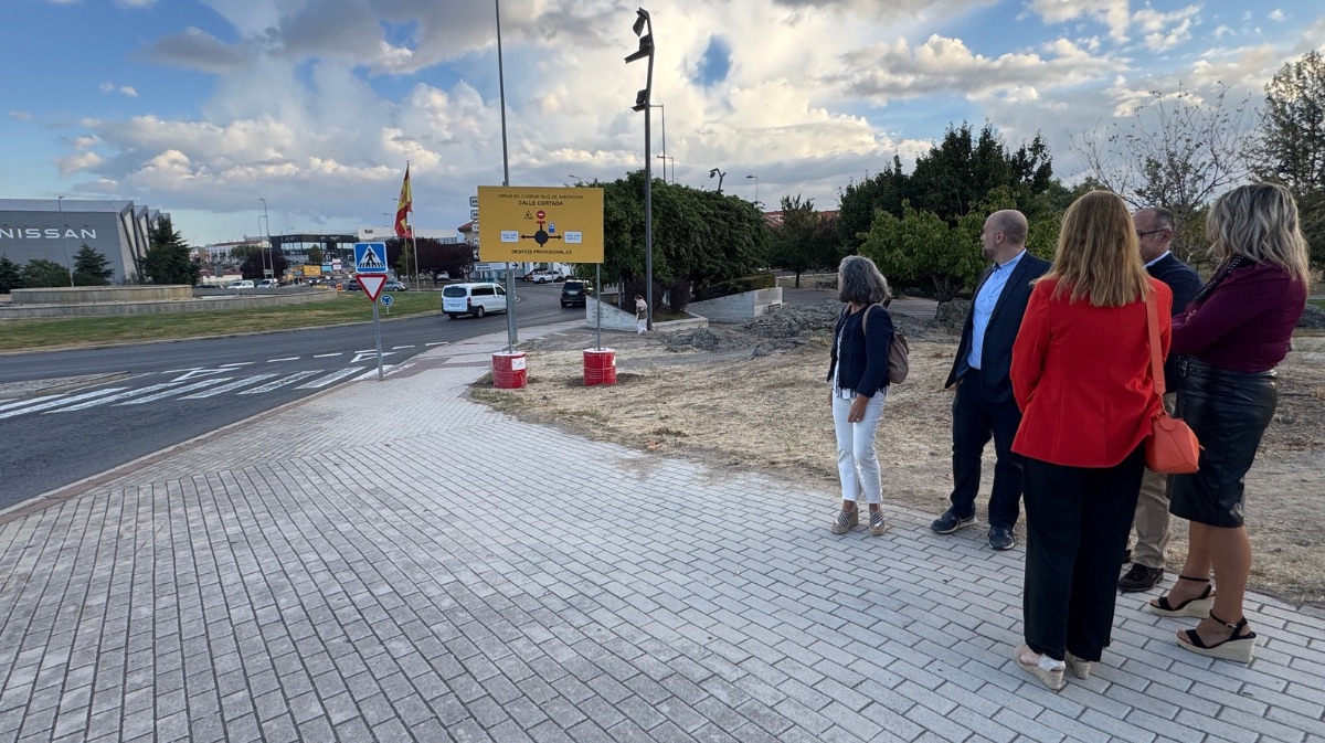 Diego D&iacute;ez, presidente de CEOE, en la rotonda afectada junto a empresarios