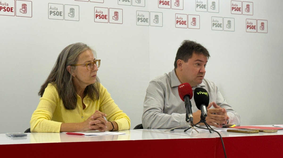 Carmen Iglesias e Iv&aacute;n Zazo, procuradores del PSOE, en rueda de prensa.