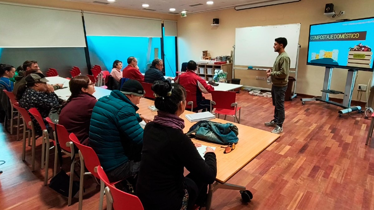 Taller de compostaje en el Centro Medioambiental San Nicol&aacute;s.