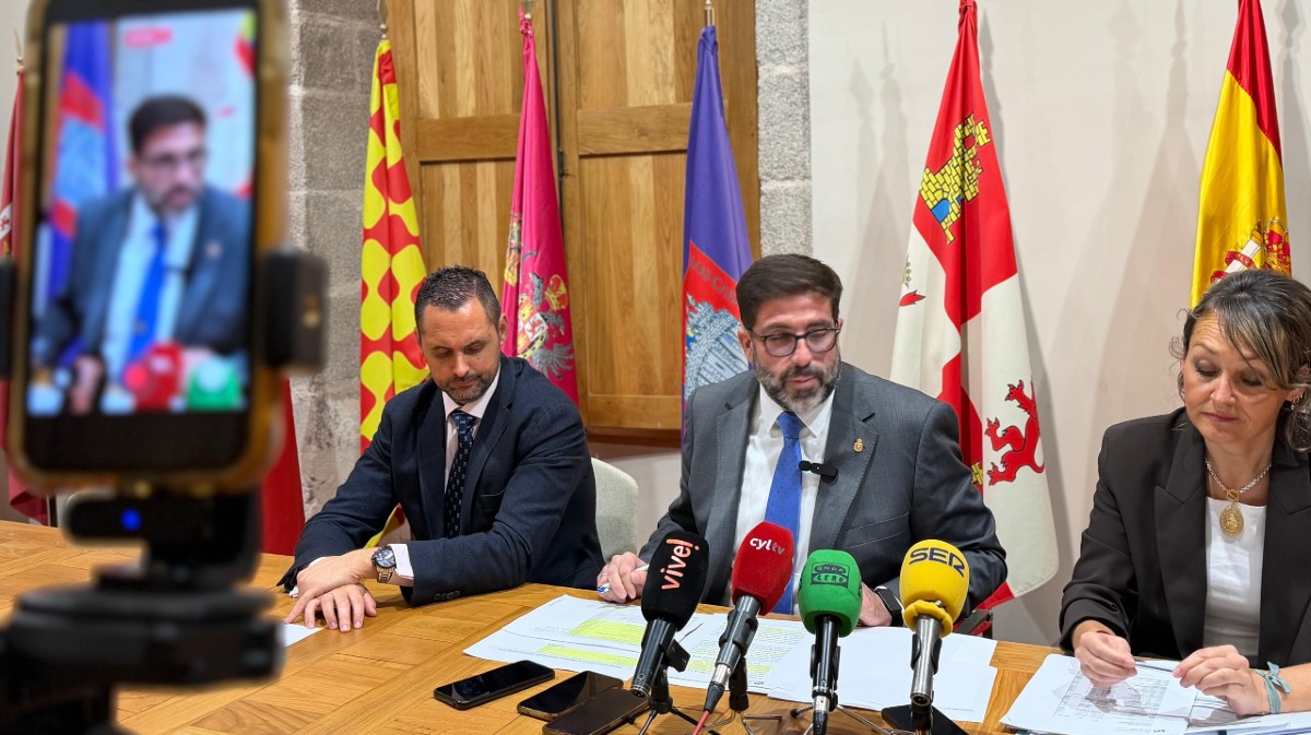 El alcalde de &Aacute;vila presenta el proyecto de presupuestos con los tenientes de alcalde Jos&eacute; Ram&oacute;n Budi&ntilde;o y &Aacute;ngela Garc&iacute;a Almeida.