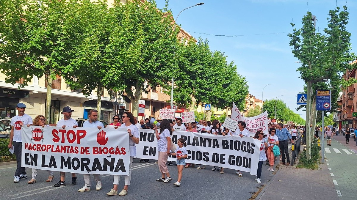 Manifestaci&oacute;n contra las plantas de biog&aacute;s en Ar&eacute;valo en 2025.