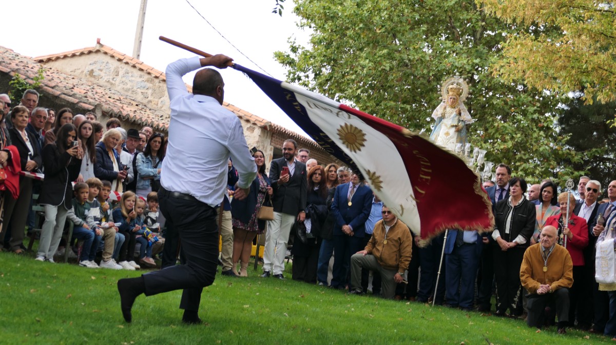 VÍDEO y FOTOS | Espera de 15 años para bailar la bandera