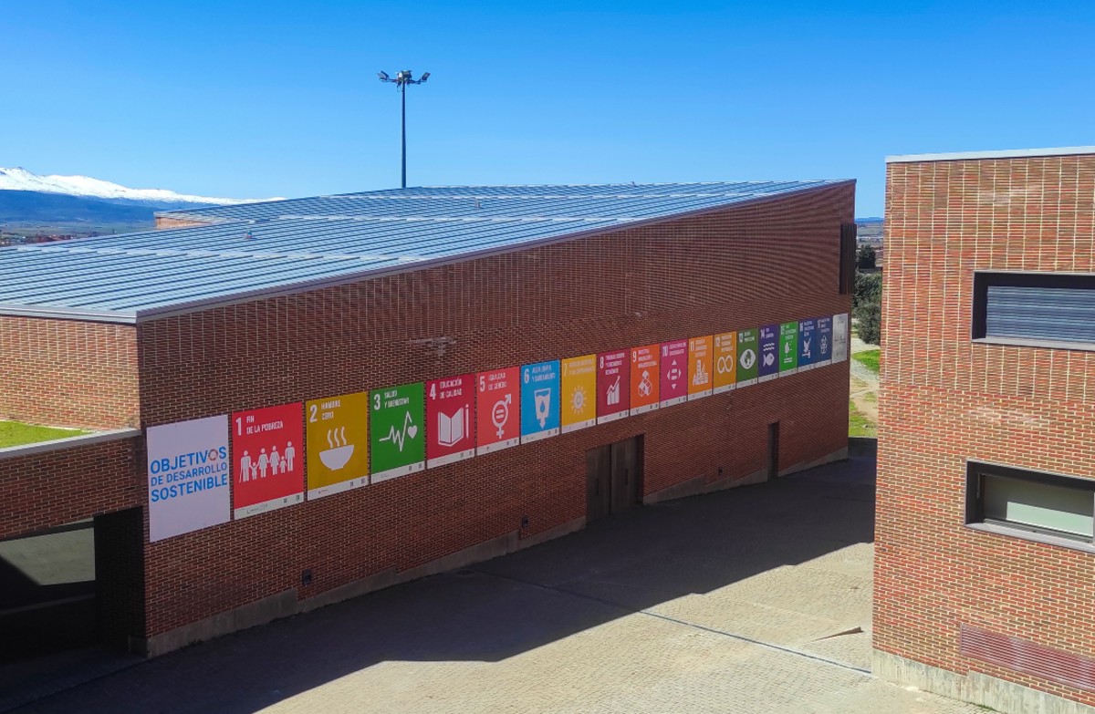 Los Objetivos de Desarrollo Sostenible en la fachada de la Escuela Polit&eacute;nica de &Aacute;vila.