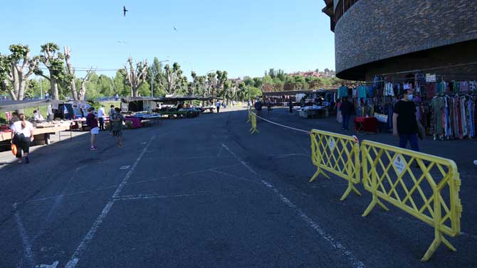 Mercadillo de los viernes junto a la plaza de toros.