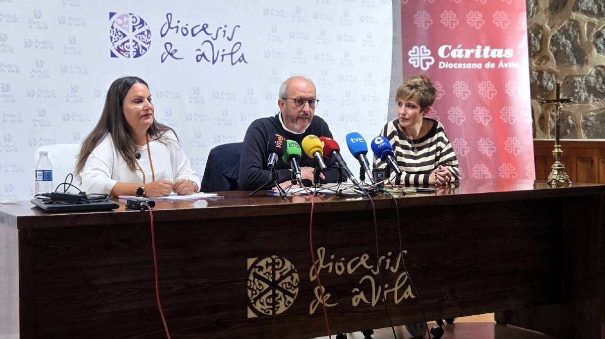 Mar&iacute;a Est&eacute;vez, t&eacute;cnico de C&aacute;ritas; Antonio Luis Nicol&aacute;s, delegado episcopal de C&aacute;ritas; y Auxi Rueda, directora de comunicaci&oacute;n de la di&oacute;cesis.