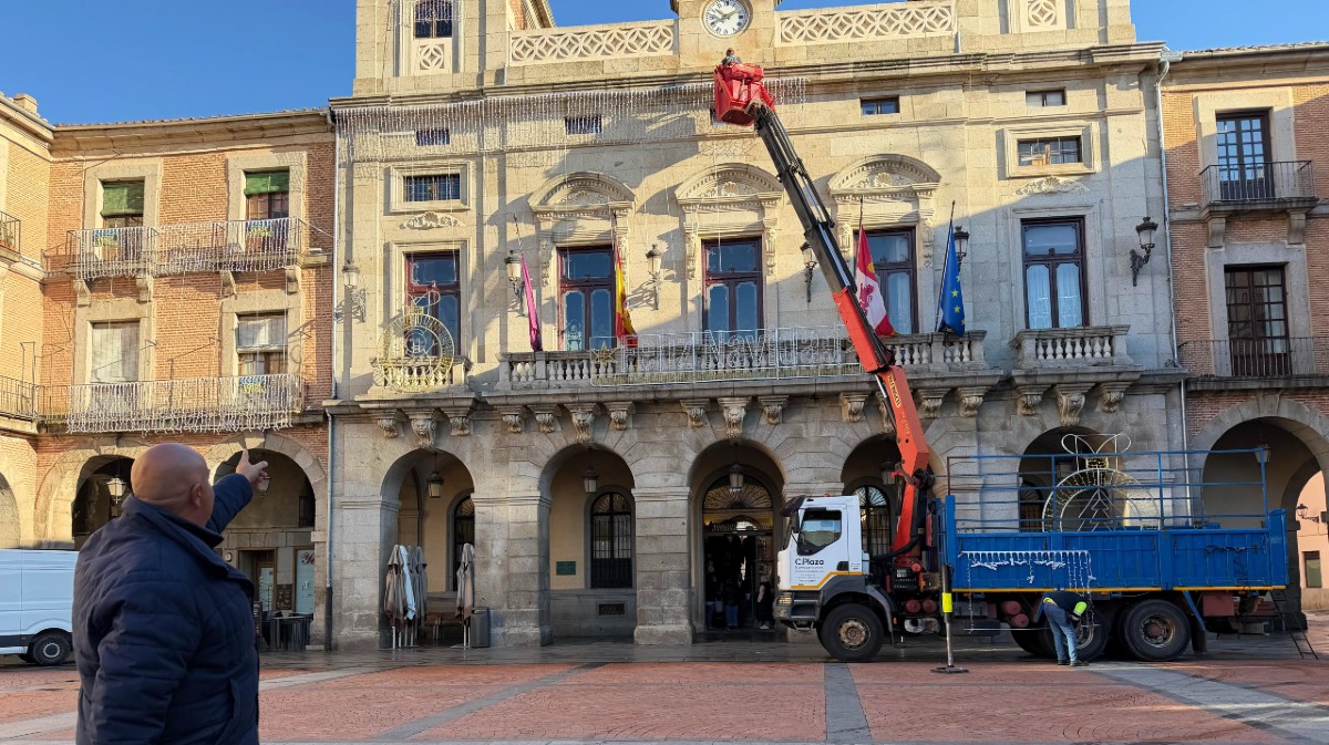 Instalaci&oacute;n de las luces de Navidad en el Ayuntamiento de &Aacute;vila.