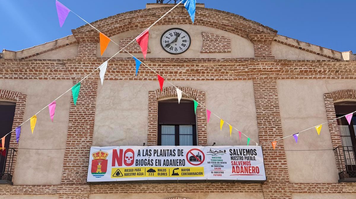 Pancarta contra las plantas de biometano en el Ayuntamiento de Adanero.