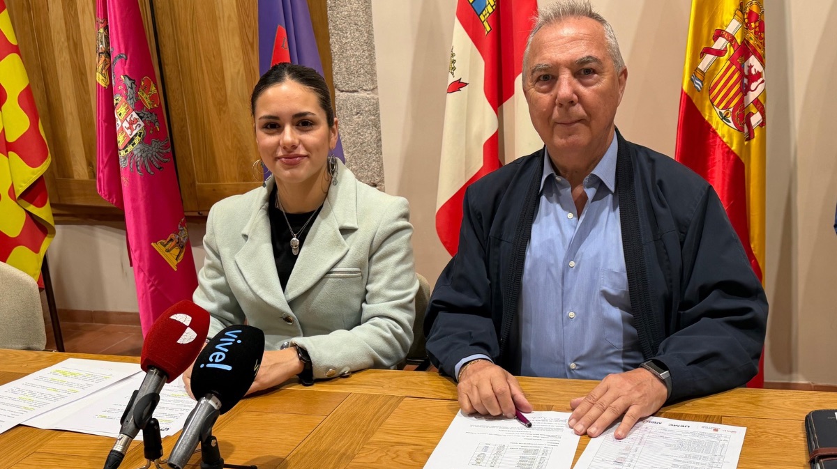Silvia L&oacute;pez, concejala de Deportes, y Teodoro Hurtado, presidente del Club Puente Romanillos