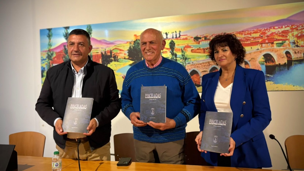 Agust&iacute;n Gonz&aacute;lez entre el presidente de la Diptaci&oacute;n y la alcaldesa de El Barco de &Aacute;vila.