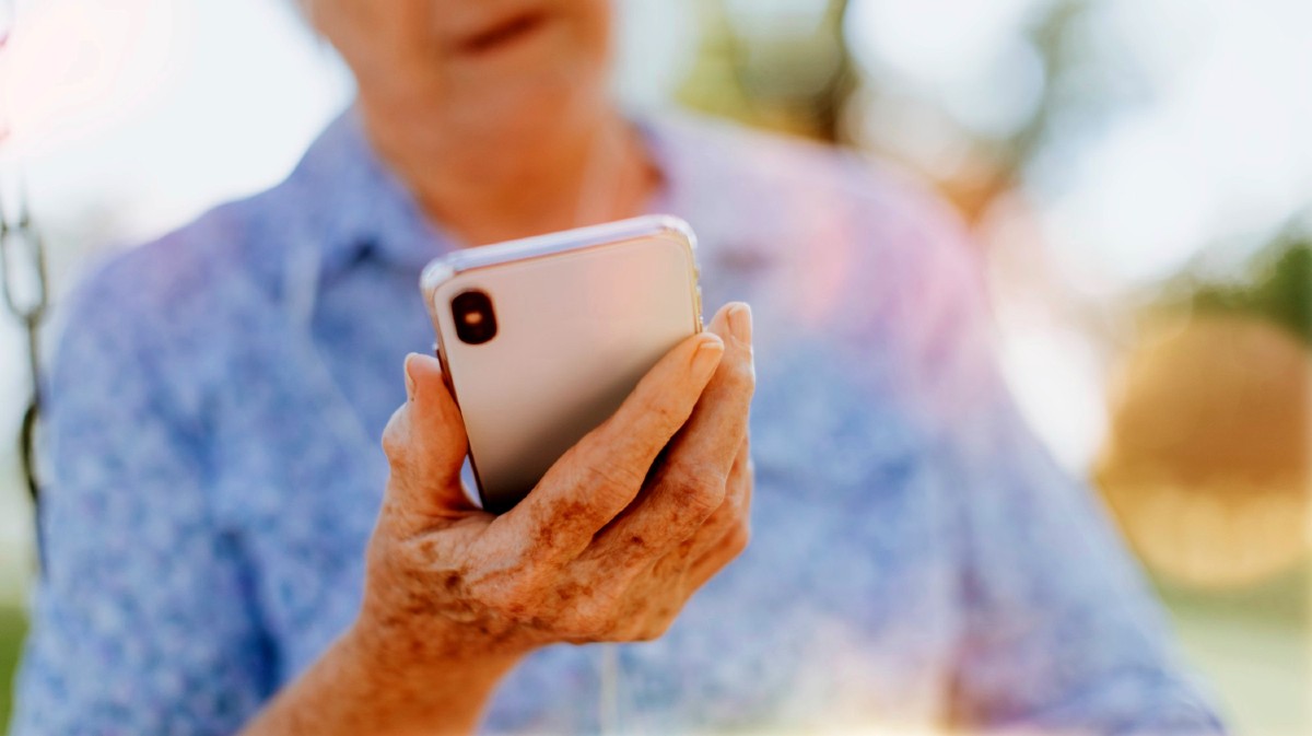 Una mujer manena un tel&eacute;fono.