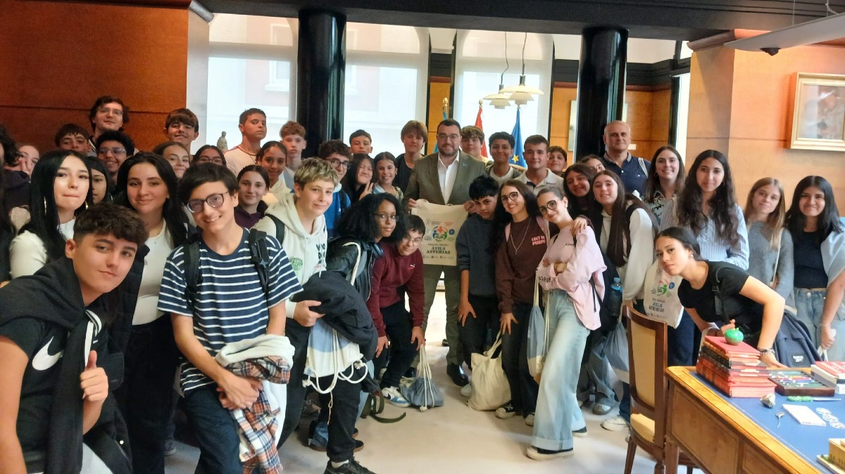 El presidente de Asturias recibe a los alumnos de Cebreros y Navaluenga.