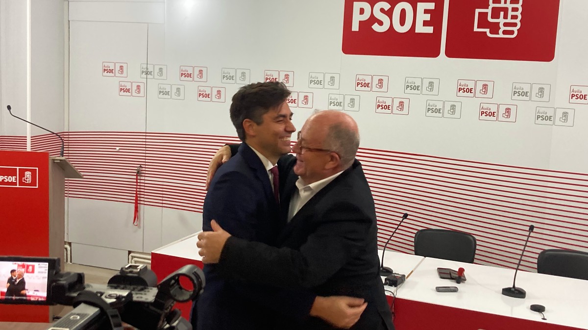 Carlos Montesino y Jes&uacute;s Caro en abril de 2025, cuando acordaron una lista &uacute;nica al congreso.