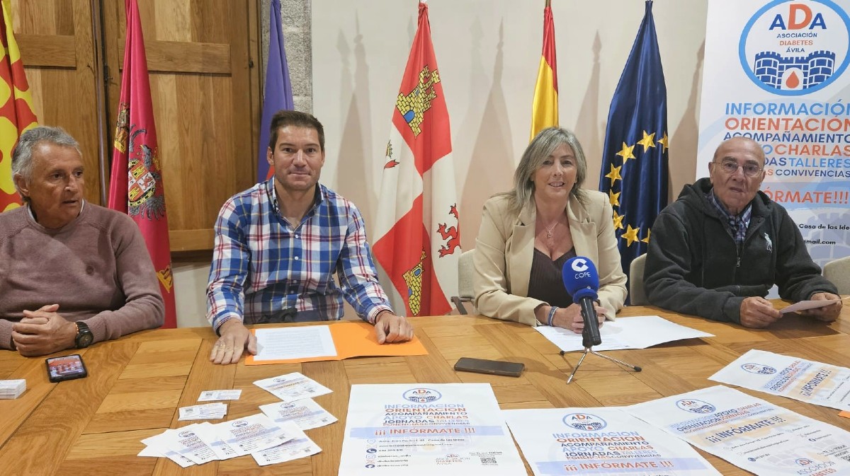 Javier Vel&aacute;zquez, integrante de la directiva de Diabetes &Aacute;vila; Diego Garc&iacute;a, secretario;  Paloma del Nogal, teniente de alcalde; y Benito Montero, presidente.