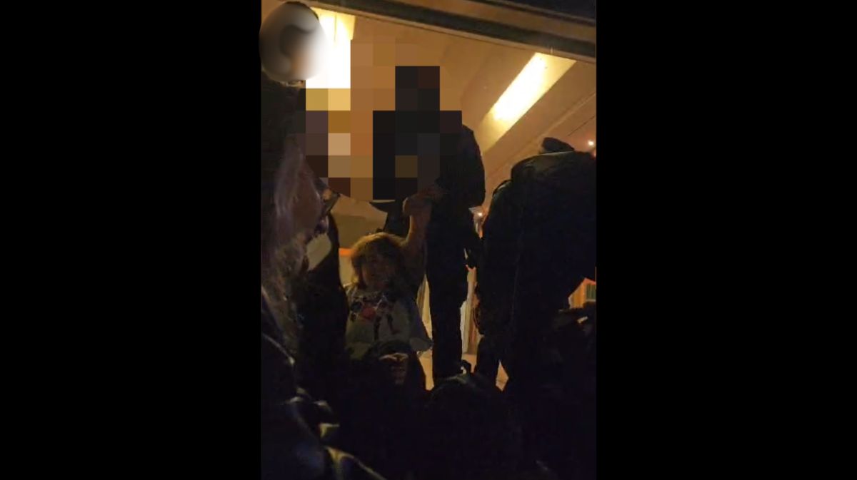 Manifestantes siendo desalojados por los agentes