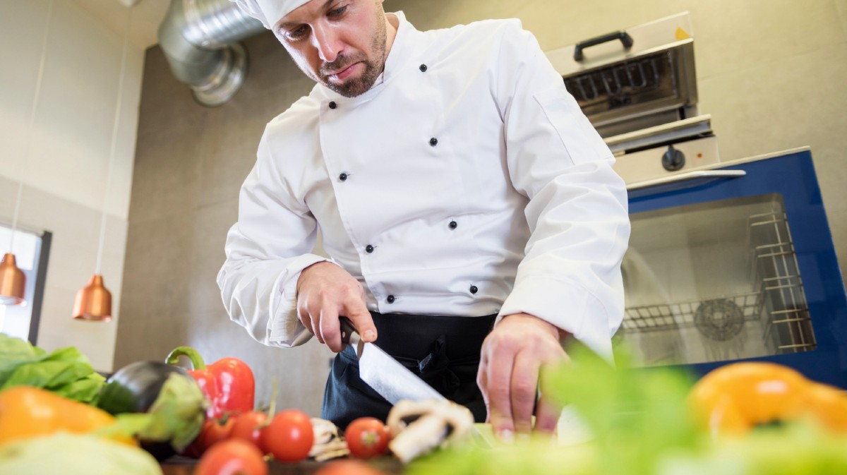 Imagen de un cocinero preparando un plato.