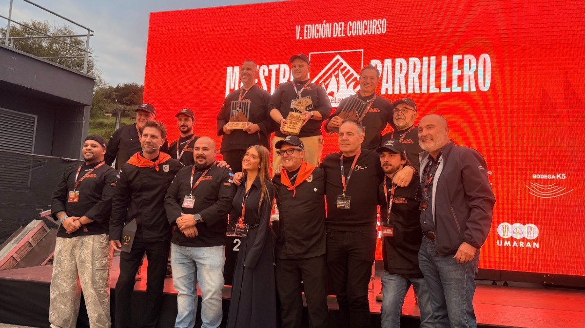 David Ramos (arriba a la derecha) en la entrega de premios de mejor parrillero.