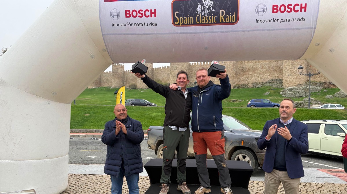 Concejales del Ayuntamiento de &Aacute;vila reciben a participantes del Spain Classic Raid.