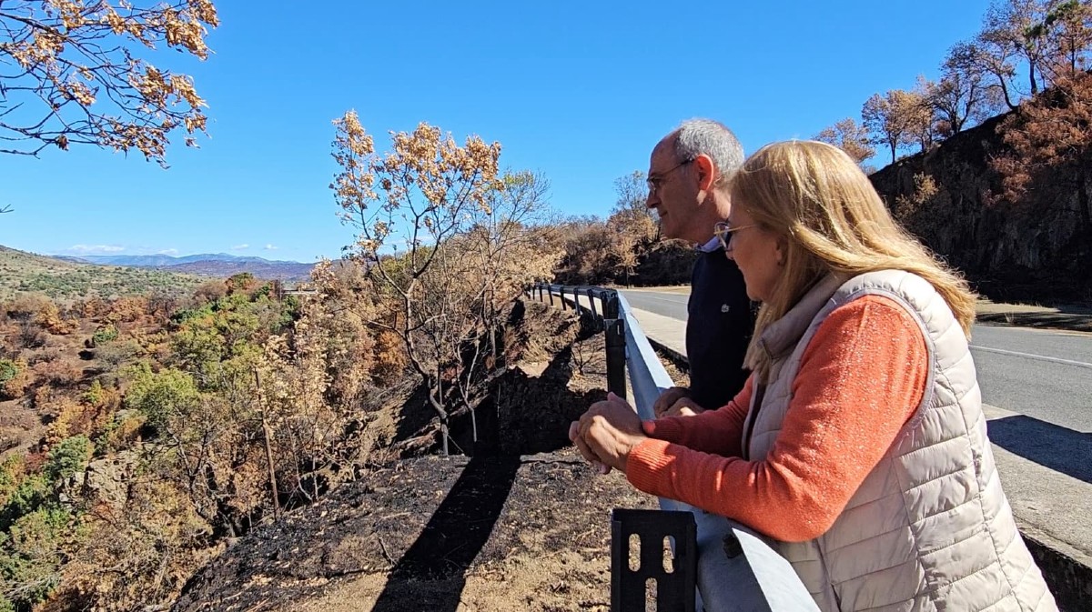 El alcalde de El Tiemblo y diputada provincial Juana Robledo visitan una zona afectada por el incendio en El Tiemblo.