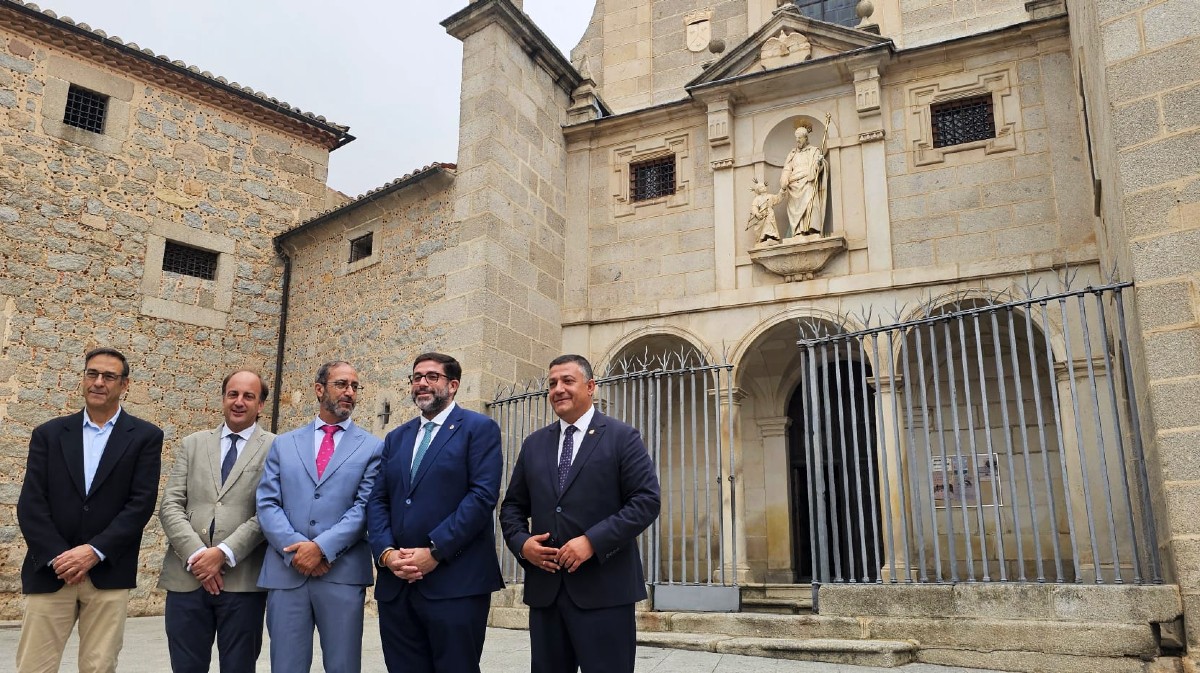 Teodoro S&aacute;nchez, jefe del Servicio de Agricultura en &Aacute;vila; consejero de Agricultura, Juan Jos&eacute; Guti&eacute;rrez, presidente del Colegio de Veterinarios; alcalde de &Aacute;vila y presidente de Diputaci&oacute;n.