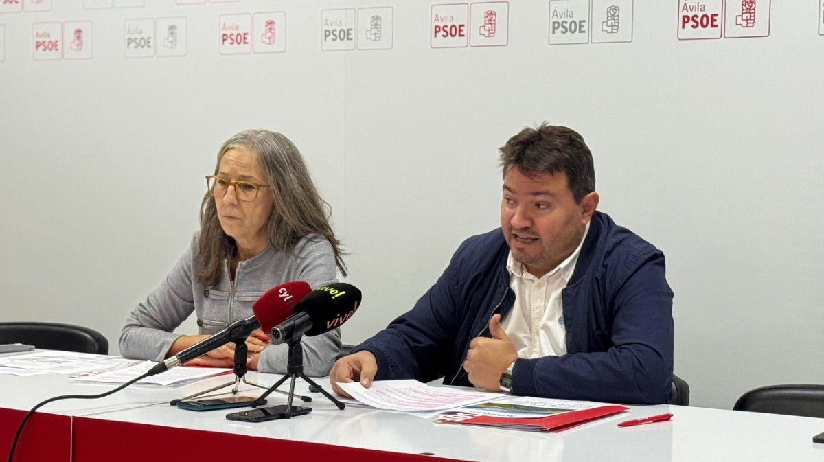 Carmen Iglesias e Iv&aacute;n Zazo, procuradores del PSOE, en rueda de prensa.