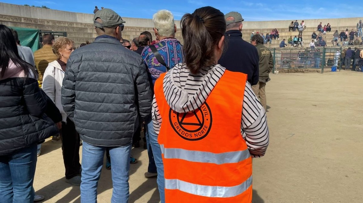 Una voluntaria de Protecci&oacute;n Civil en el herradero de Navarredonda de Gredos.