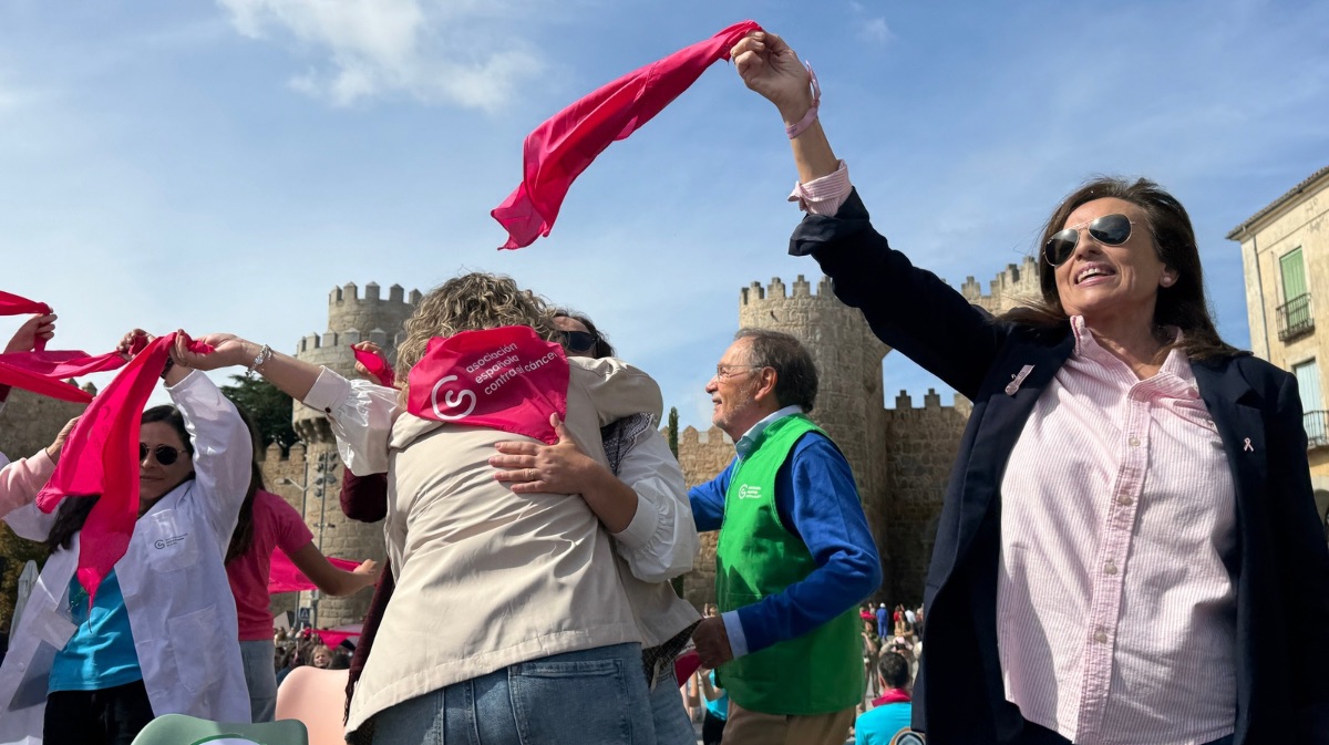 Miembros de AECC y voluntarios tras la perfomance