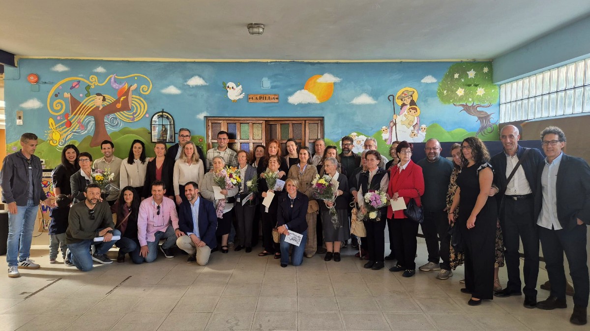 Las religiosas franciscanas con los docentes del Colegio Divina Pastora.