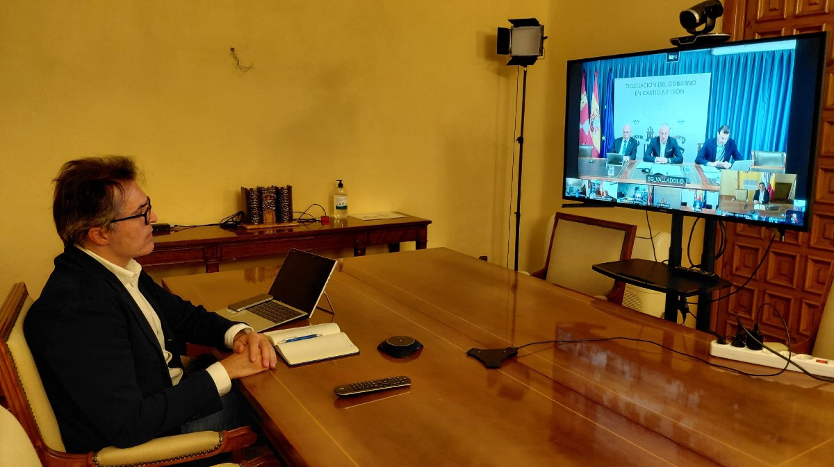 El subdelegado del Gobierno en una reuni&oacute;n preparatoria de las elecciones.